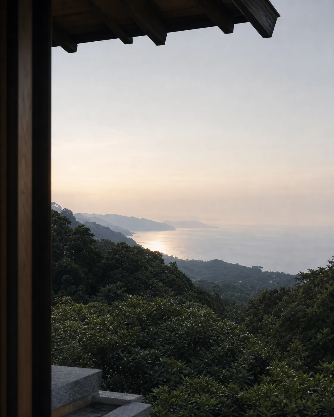 高台から相模湾を一望する景色のイメージ